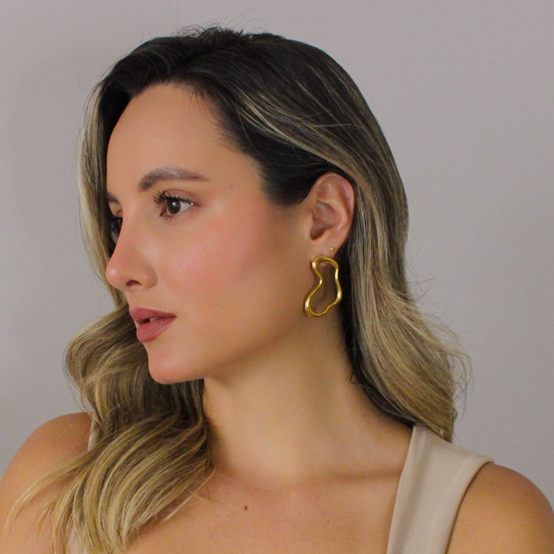 Aretes grandes dorados